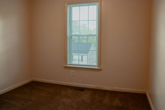 Building Photo - Charming 4 bedroom, 2 bathroom home in Greensboro w lake front views