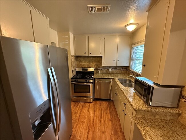 Building Photo - 1857 Huge Oaks St