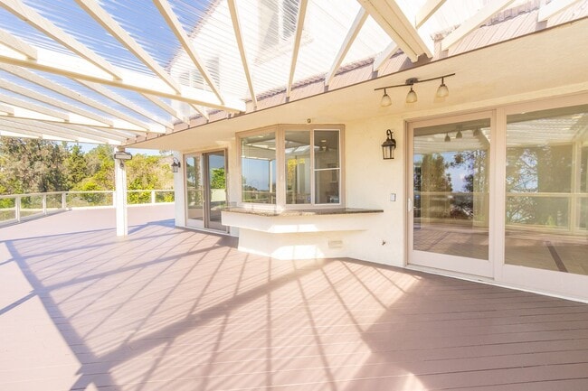 Building Photo - 4 Bedroom / 3 Bathroom Home With Panoramic...