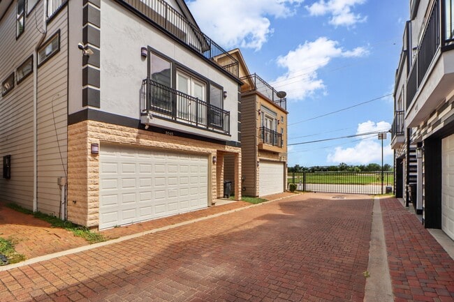 Building Photo - 3045 Clinton Dr