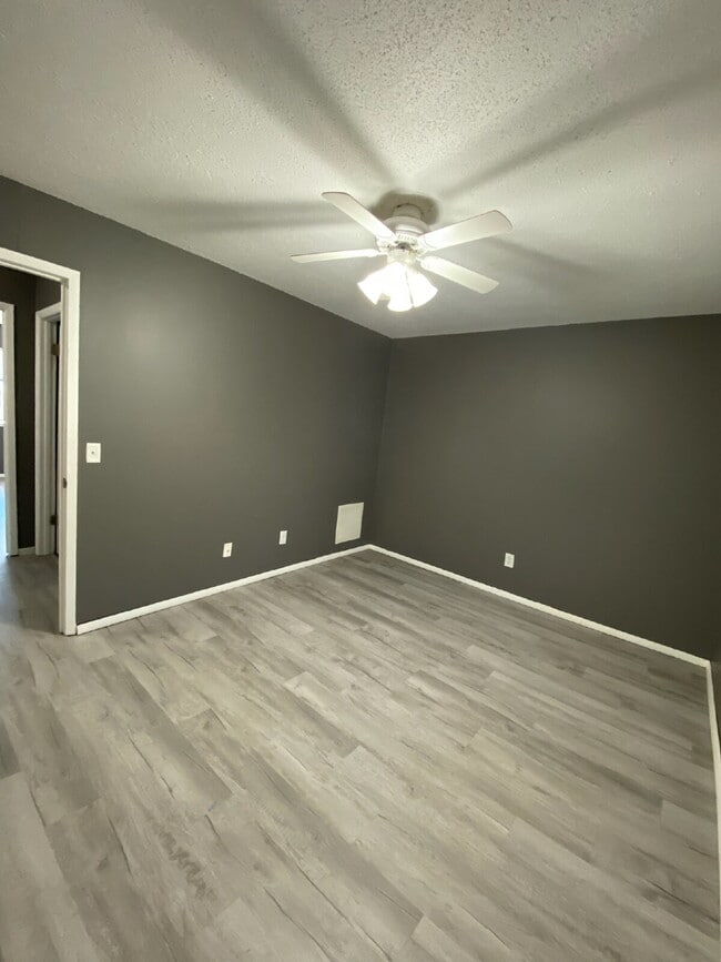 Building Photo - "Charming & Convenient Living: Spacious 2-Bedroom Duplex with 1.5 Baths on Schuetzen Ln, Davenport"