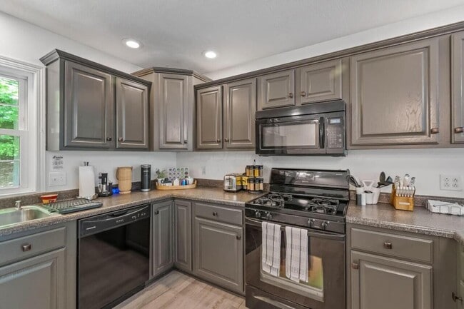 Building Photo - 444 Grand Ridge Dr