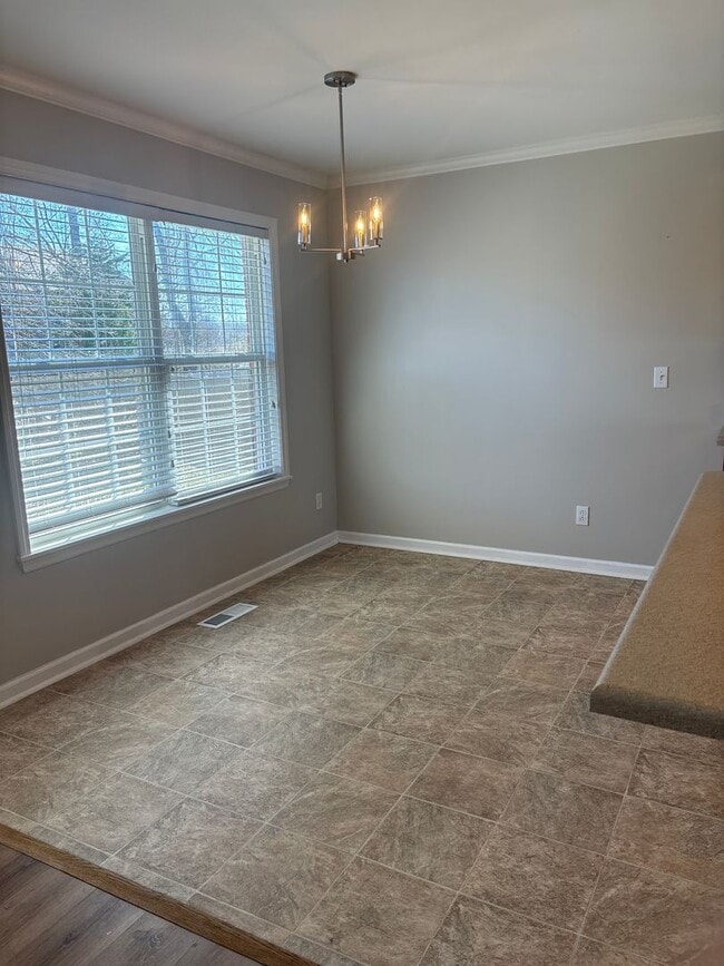 Building Photo - Spacious 3 Bedroom Home In Manchester...