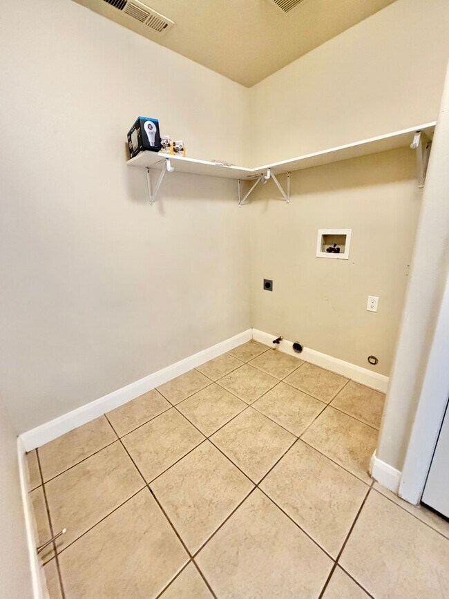 Building Photo - Price Just Reduced!!! Charming 3 Bed 2 Bath + DEN/OFFICE Area!