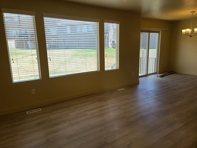 Building Photo - 3 Bed 2.5 Bath Available June 1st