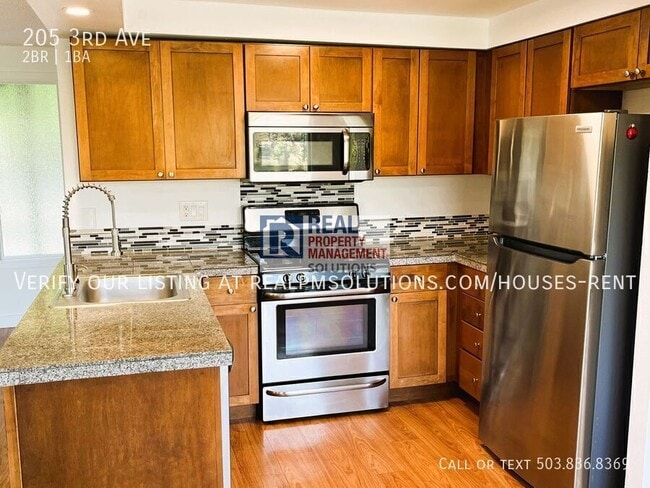 Building Photo - 205 3rd Ave