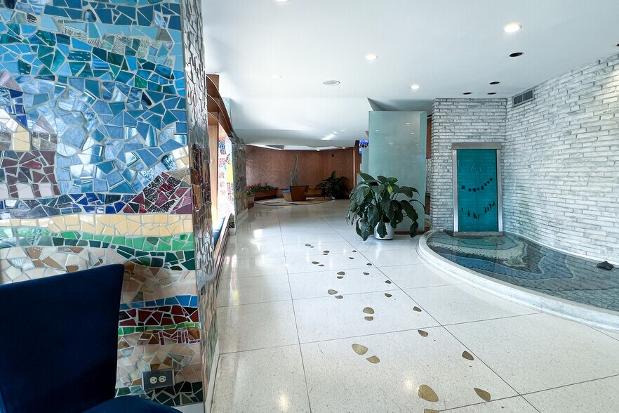 Lobby - 6301 N Sheridan Rd