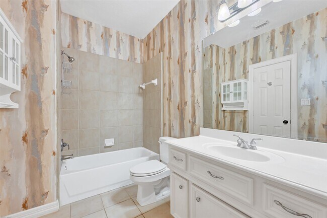 Building Photo - 15222 Hilltop View Dr