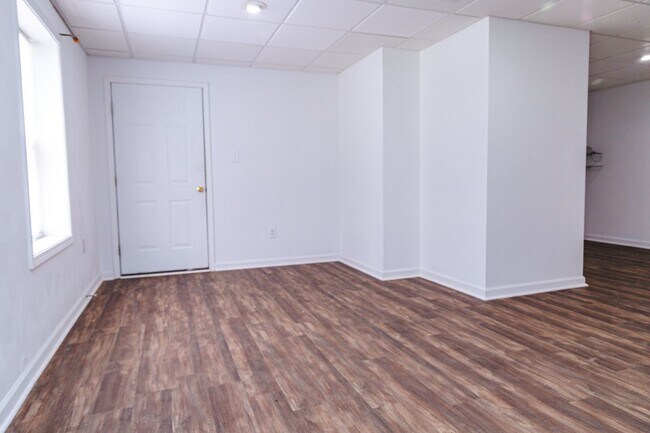 Building Photo - New Listing!