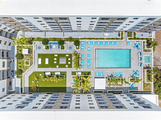 Building Photo - 200 NE 1st Ave