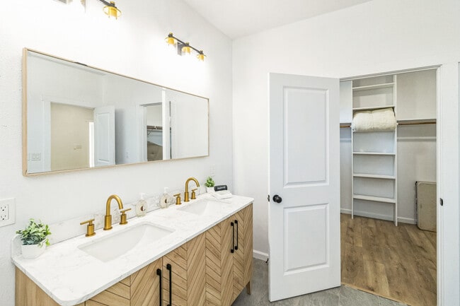 Building Photo - 2306 E Houston St