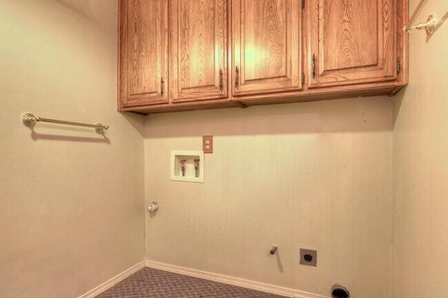 Building Photo - 2 bed, 2.5 bath townhome