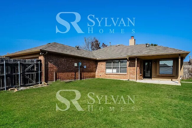 Building Photo - Fall in love with this 3 bedroom, 2 bathro...