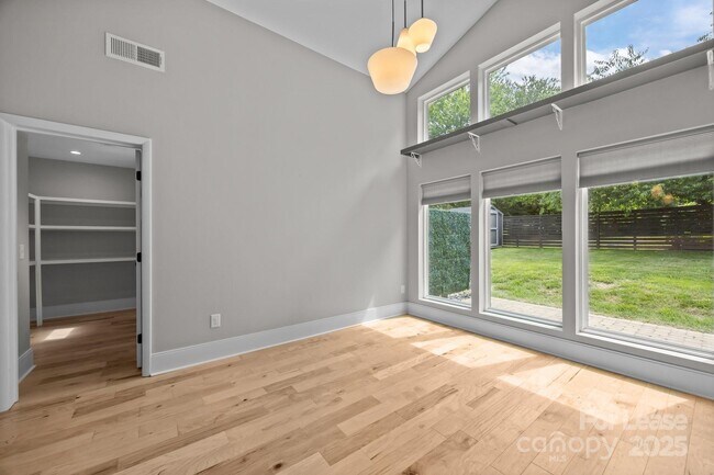 Building Photo - 1207 Lakedell Dr