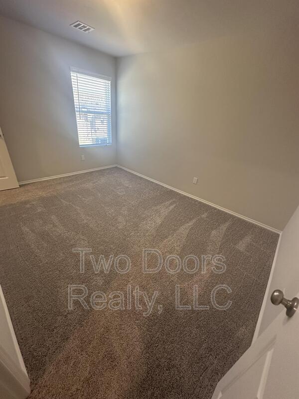 Building Photo - 1015 Ichabod Cir