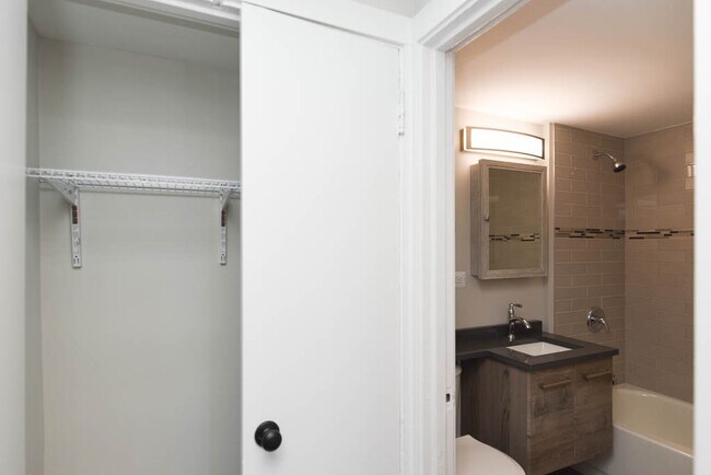 Building Photo - 450 W Wellington Ave