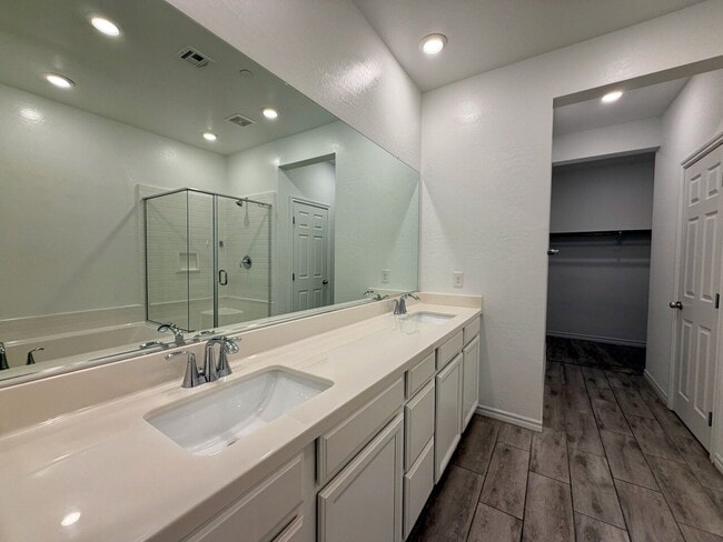 Building Photo - GATED 3 BED 2.5 BATH TOWNHOME WITH 2-CAR GARAGE, COVERED PATIO & COMMUNITY POOL