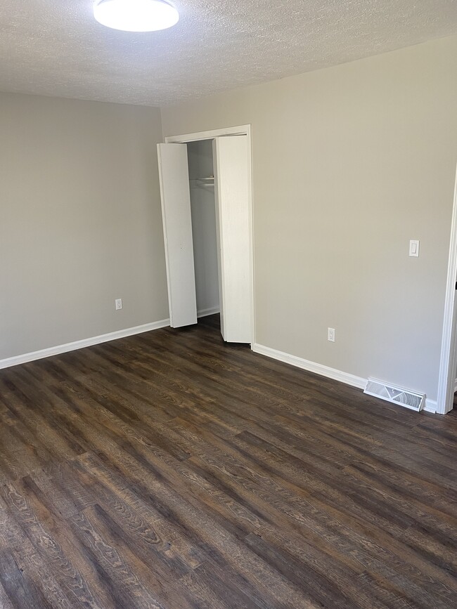 Master bedroom - 4472 King Arthur Dr