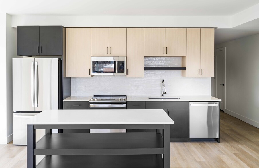 Discover culinary excellence at Modera Golden Triangle in Denver. Our gourmet kitchens feature quartz countertops, 42-inch custom cabinetry, and under-cabinet lighting, paired with an ENERGY STAR® stainless steel appliance package. - Modera Golden Triangle