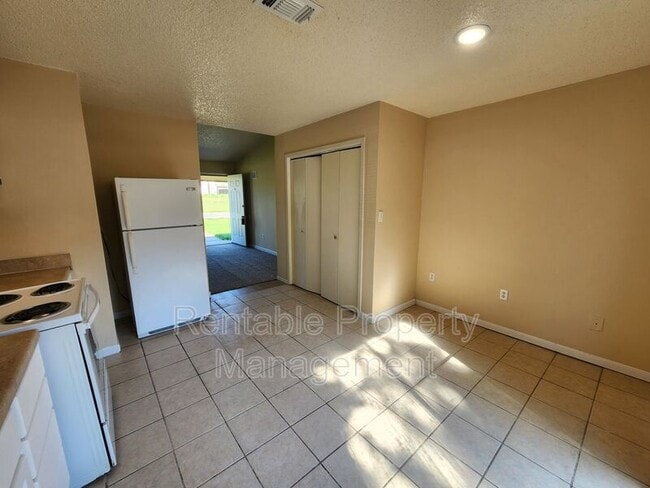 Building Photo - 927 Meadowlark Cir