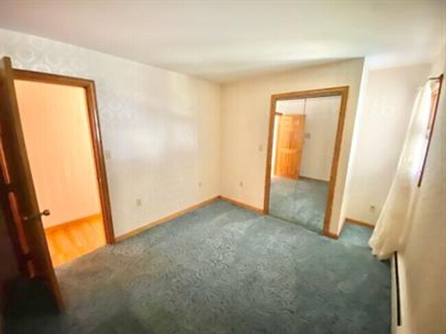 Building Photo - 5 Bedroom Home in Essex Junction!