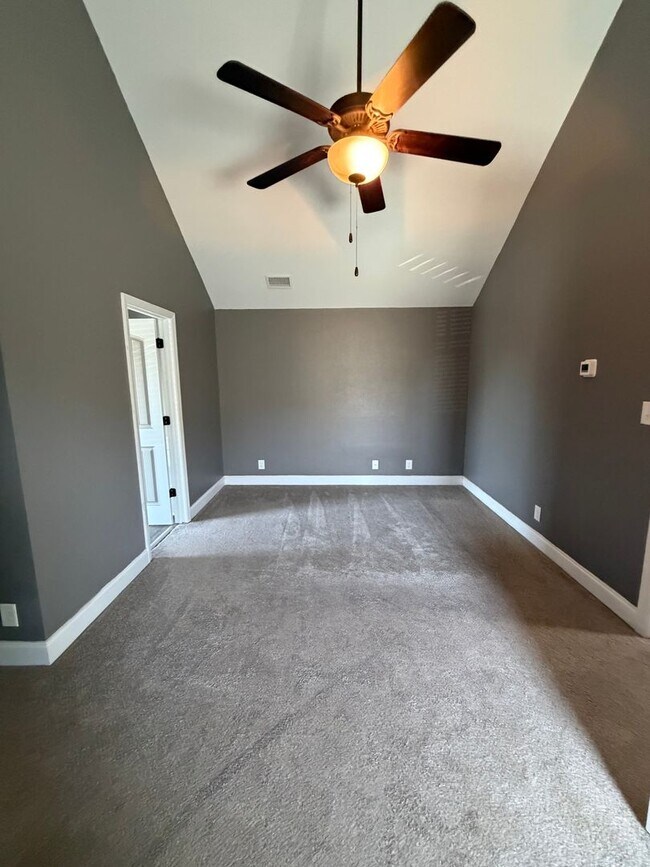 Building Photo - Large 4 Bedroom 2 1/2 Bath Pet Friendly Home For Rent!