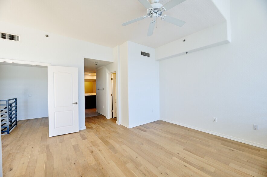 Building Photo - 17 W Vernon Ave