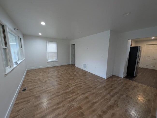 Building Photo - 421 Pine St