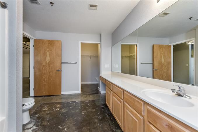 Building Photo - 321 W 7th St