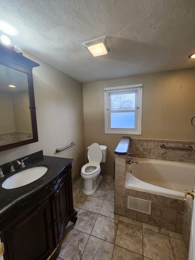 full bathroom (2nd floor) - 4221 Regulus Crse