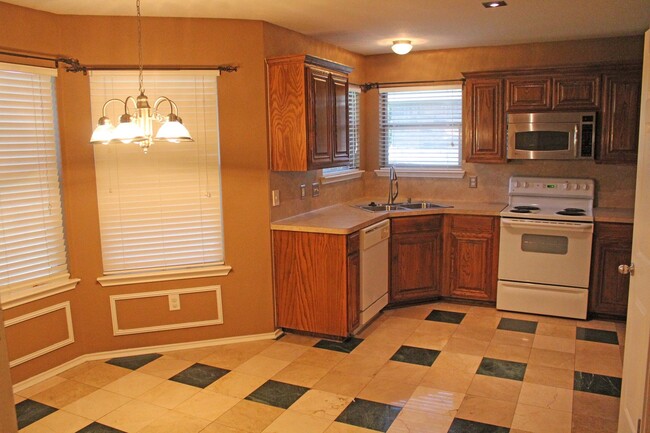 Building Photo - 4 Bedroom 2 Bath home for Lease