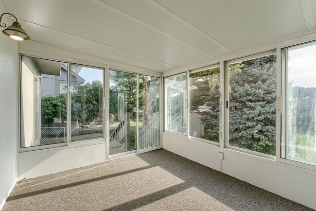 Building Photo - Fresh Updates & Prime Location Near Zorinsky!!