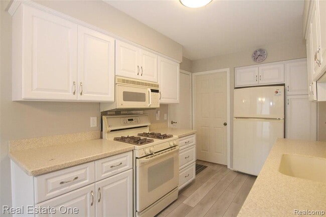 Building Photo - 2110 Hidden Meadows Dr