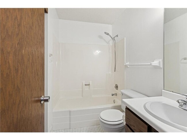 Building Photo - AVAILABLE NOW - Gorgeous 2 BR, 2 BA Condo,...