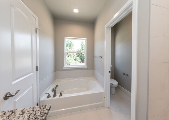 Building Photo - Stunning Like New 3 Bedroom Townhome