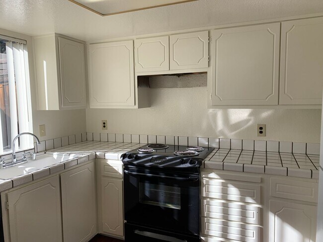 Building Photo - Spacious Townhouse