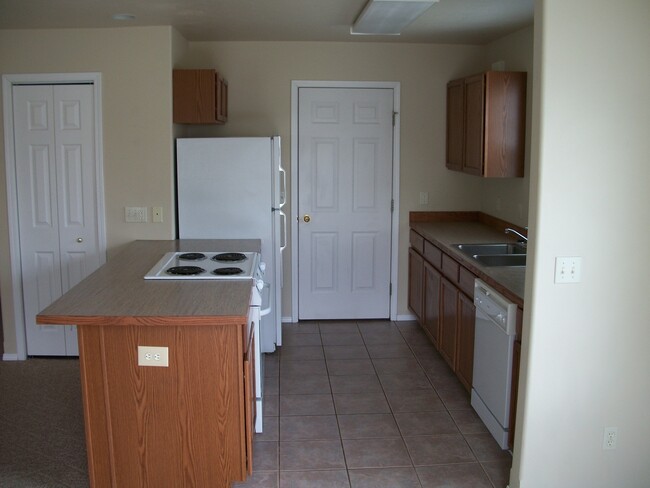 Building Photo - 2 Bedroom, 1 1/2 Bathroom Townhouse-Walkin...