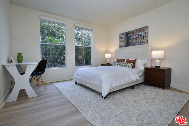 Building Photo - 1701 N Beverly Dr