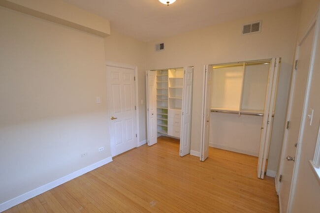 Building Photo - 879 W Cornelia Ave