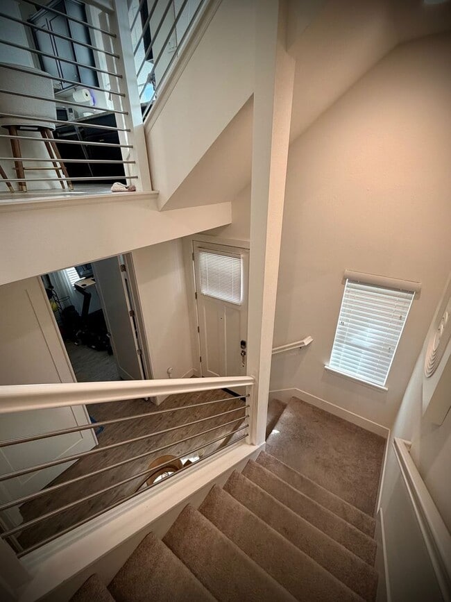 Building Photo - Luxury 4BR Home with Dual Side Yards, Putt...