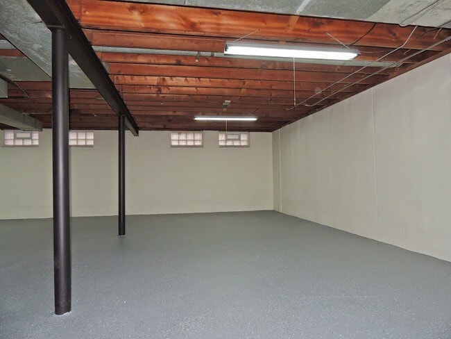 Building Photo - Newly Renovated 3-Bed, 1-Bath Bedford Ranch — Move-In Ready