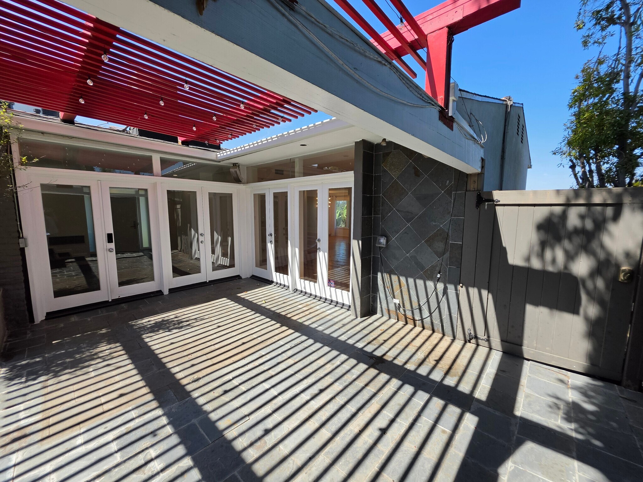 Building Photo - 310 S Thurston Ave