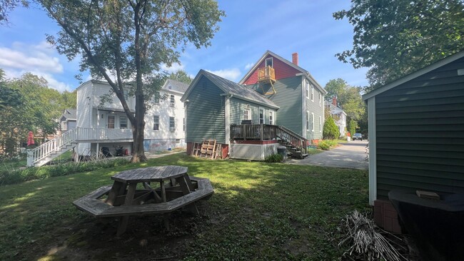 Building Photo - Lovely 3 Bedroom New Englander in Wonderfu...