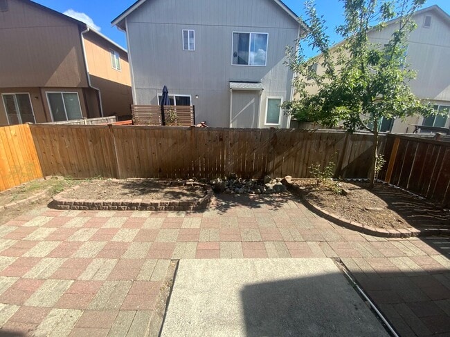 Building Photo - Newly Remodeled Puyallup Gem - Modern Comf...