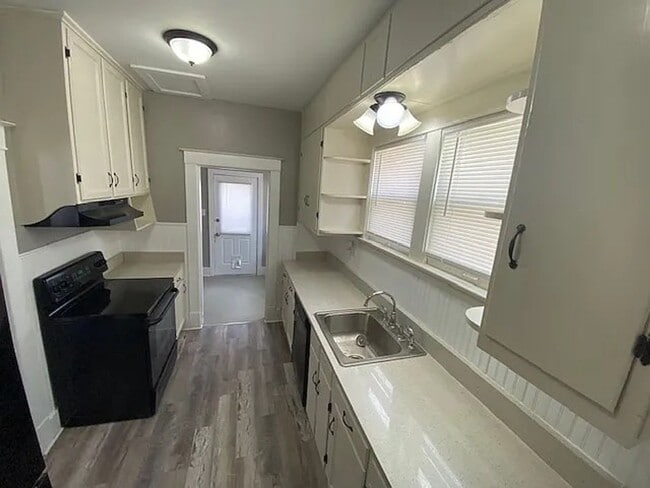 Building Photo - Big 2BR with appliances, nicely updated! Great for students or professor.