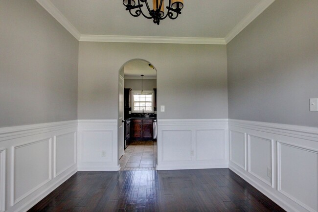 Building Photo - --AVAILABLE NOW! MOVE-IN READY!!!