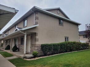 Building Photo - 2 Bed, 1.5 Bath Townhome in North Ogden with Private Patio – 2 Weeks Free Rent!