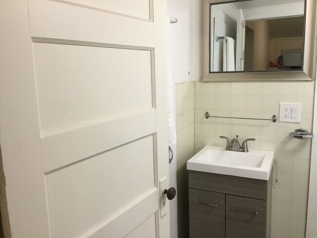 Building Photo - All utilities Included 1 bedroom, 1 bath t...