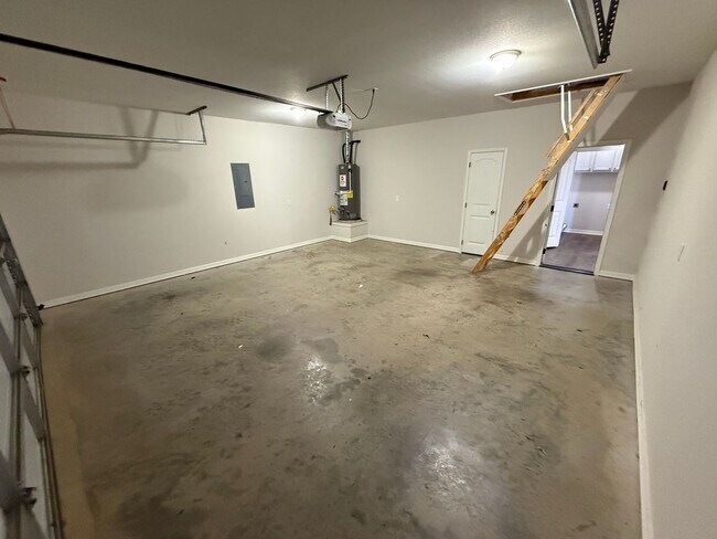 Building Photo - Modern 3-bed/2-bath!