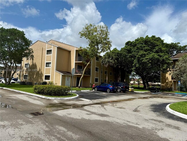 Primary Photo - 350 Palm Cir W